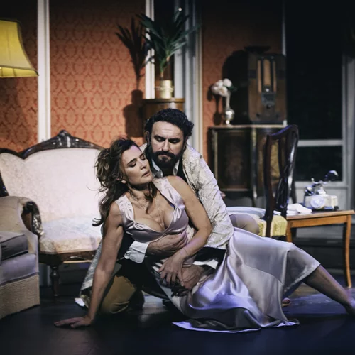 5 λόγοι για να δείτε τη "Φιλουμένα Μαρτουράνο"