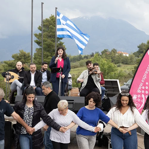 Το Παραδοσιακό Καζάνι Σαγιά ετοιμάζει ένα εορταστικό γλέντι με τους Μαρία Kαραγκιόζη και Παναγιώτη Λάλεζα
