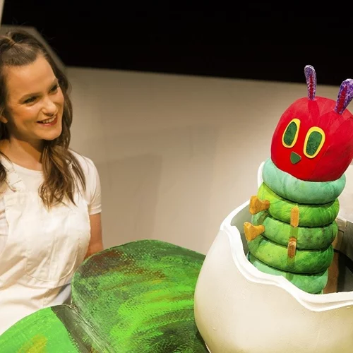 Η πεινασμένη κάμπια του Έρικ Καρλ συνεχίζει να συγκινεί τα παιδιά στις σελίδες και στη σκηνή