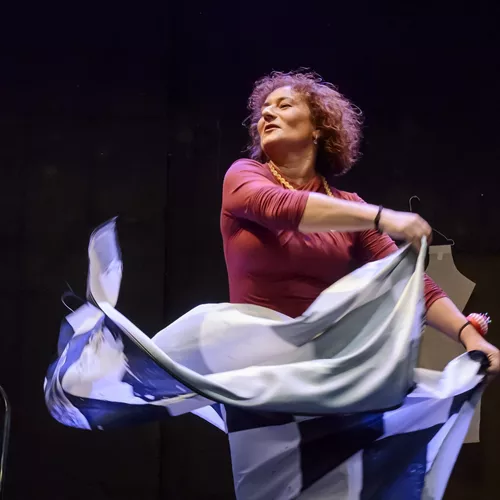 Τα πέντε μαύρα φορέματα