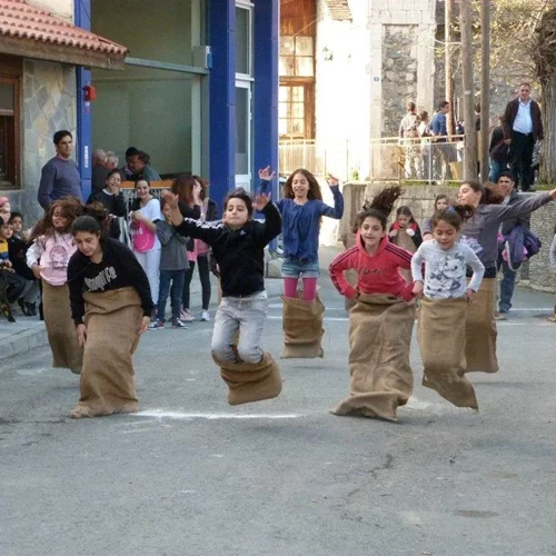 Το Πάσχα, μικροί και μεγάλοι παίζουν πασχαλινά παιχνίδια στα χωριά της Κύπρου