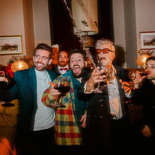 "Merde!": Nέες φωτογραφίες από την πολυαναμενόμενη παράσταση του Γιώργου Κουτλή