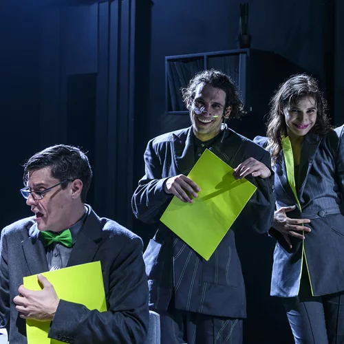 "Μεμοράντουμ": Η παρανοϊκή πολιτική κωμωδία του Θεάτρου "Μπέλλος" είναι ό,τι πρέπει για τις ημέρες των γιορτών