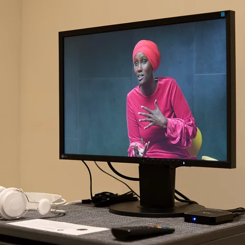 Ιστορίες μεταναστών και προσφύγων ζωντανεύουν στο Γκέτε – Μια περφόρμανς σε διάλογο με το έργο "Αρχείο Φυγής"