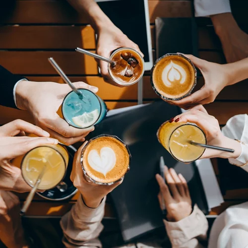 Μήπως πάλιωσε το 'πάμε το βράδυ για ποτό';