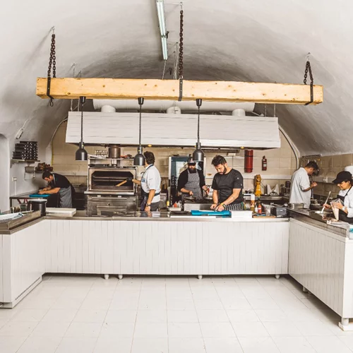 Το "Qhera" φέρνει τη γεύση της χαλαρότητας στη Σαντορίνη