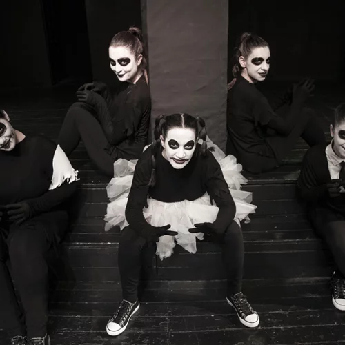 Τα "Φρικιά" πυρπολούν με αιρετικό τρόπο την "κανονικότητα"