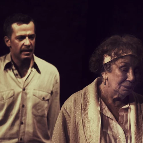 Με τον Enrico Luttmann παρόντα, η πρεμιέρα του "Family Secrets" συγκίνησε το κοινό στο Αλκμήνη