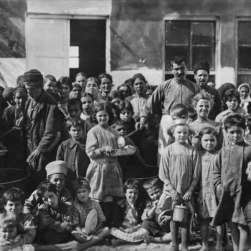 "Από τις δύο πλευρές του Αιγαίου": Ένα ντοκιμαντέρ με αφορμή τα 100 χρόνια από την Ανταλλαγή πληθυσμών του 1923 στο Μέγαρο Μουσικής