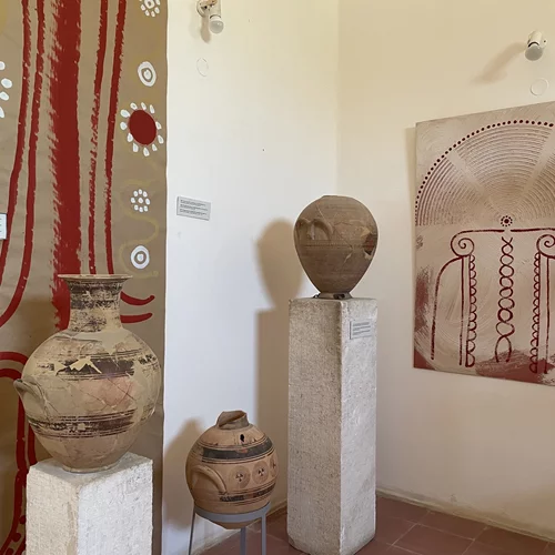 "Wave interferences": Η Pascaline Bossu συνδυάζει Μυκηναϊκή κεραμική με τον υποβρύχιο κόσμο