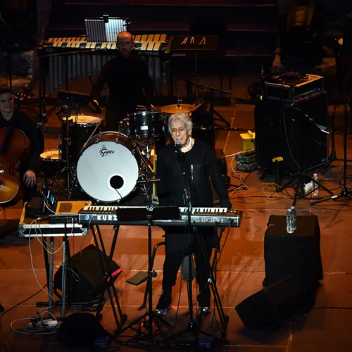 John Cale: Δεν επικοινώνησε με όλους, όμως του ταίριαξε η ορχήστρα, ενώ ταίριαξε και ο ίδιος στο Ηρώδειο