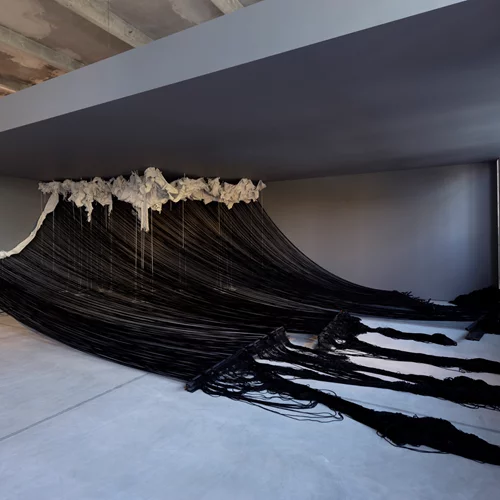 "Dream On": Η συλλογή Δασκαλόπουλου στο Καπνεργοστάσιο αναδεικνύει την παθιασμένη σύνδεση του καλλιτέχνη με τη δημιουργία ενός έργου μεγάλης κλίμακας