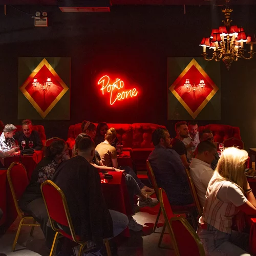 Μπήκαμε στο σετ του 'Porto Leone: Στη γειτονιά με τα κόκκινα φανάρια'