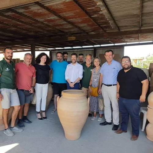 Η κρητική χειροτεχνία στο επίκεντρο της επίσκεψης του Νικόλα Γιατρομανωλάκη στην Κρήτη