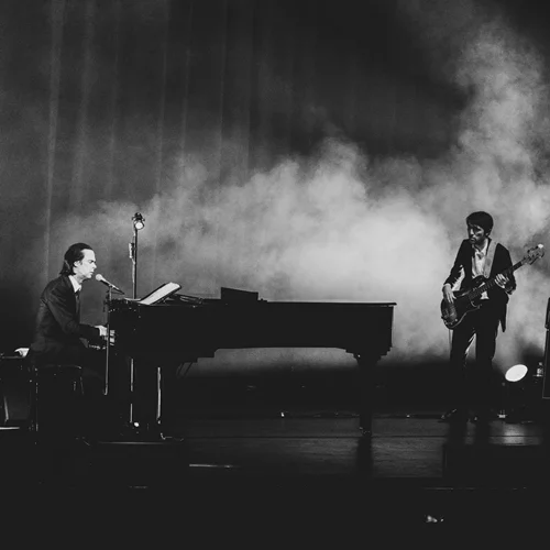 Nick Cave solo: Πώς αναδείχτηκε στην πιο συζητημένη συναυλία του καλοκαιριού;