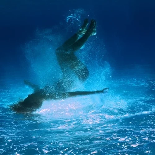 "Bare": Ένα χορευτικό καταφύγιο για τη Βιτόρια Κωτσάλου στο M54