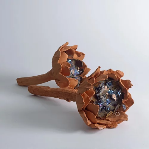 "Future Perfect": Η Τίνα Καραγεώργη παρουσιάζει μια σειρά έργων από χειροποίητα χαρτιά και γλυπτά