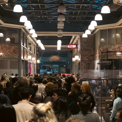 Κινηματογράφοι ή ξενοδοχεία; Η Αθήνα δεν έχει να πουλήσει μόνο δωμάτια αλλά και μια ιστορία