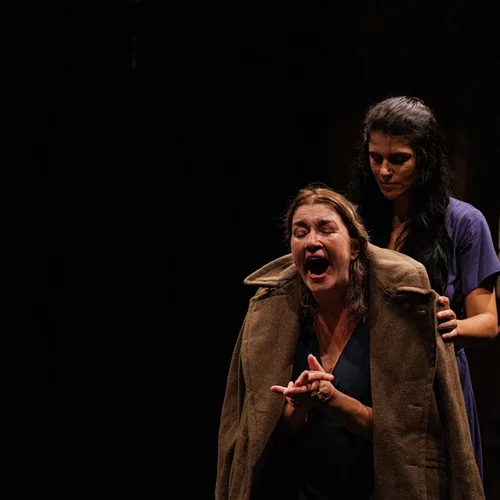 "Ο πόλεμος δεν έχει πρόσωπο γυναίκας" της Σβετλάνα Αλεξίεβιτς κάνει πρεμιέρα στο θέατρο Φούρνος