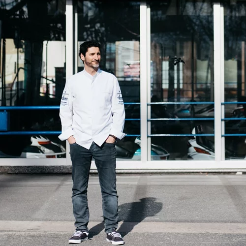 Paul Ivić: Ο ακτιβιστής σεφ μάς μιλά για τη φιλοσοφία της "από τη ρίζα έως το φύλλο" γαστρονομίας του