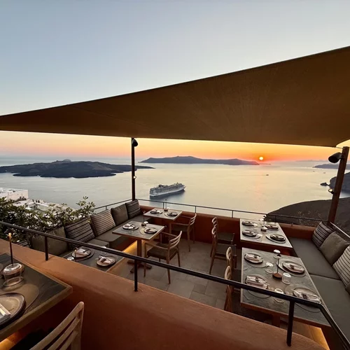 Κάπως έτσι μοιάζουν οι γαστροταβέρνες στη Σαντορίνη