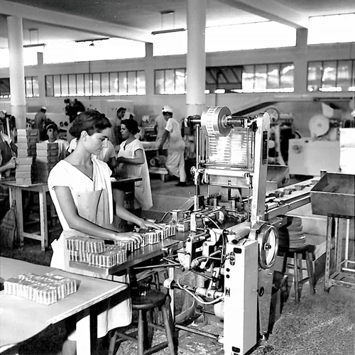 Το Μουσείο Μπενάκη μυρίζει πτι-μπερ: Βουτήξτε στην ιστορία της Παπαδοπούλου με μια ξενάγηση