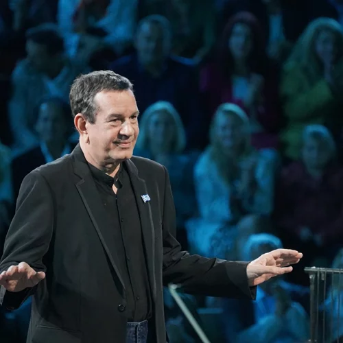 "Ελλάδα στους ώμους τη γη κουβαλάς": Ο Σταμάτης Σπανουδάκης επιστρέφει στο Ηρώδειο