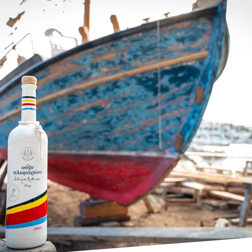 Η συλλεκτική φιάλη του Ούζου Πλωμαρίου υποκλίνεται στα καΐκια