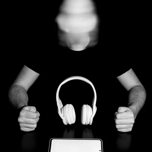 "Αποπροσωποποίηση": Στην φωτογραφική έκθεση του Ιωάννη Αρμυριώτη αποτυπώνονται καθημερινές καταστάσεις και ανησυχίες