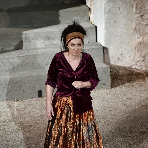 Εγώ, μια δούλα