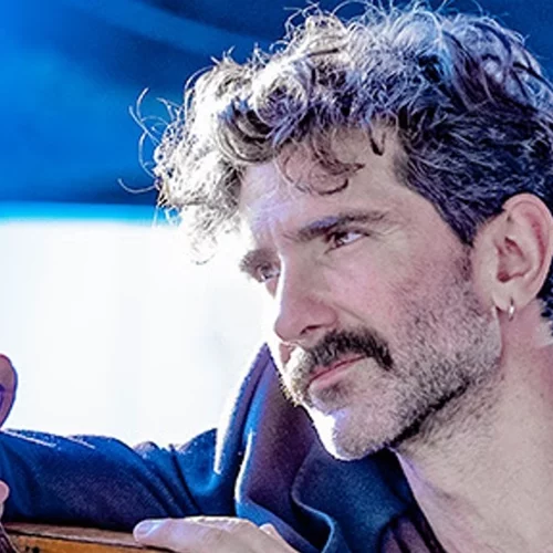 Ο Μιχάλης Καλκάνης μάς ξεναγεί στον δυνατό ηχόκοσμό του στο "Half Note Jazz Club"