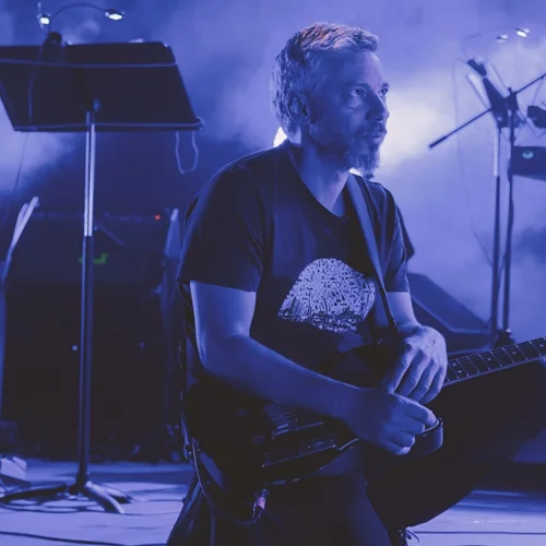 Ο Αλκίνοος Ιωαννίδης με την ιστορική μπάντα του στο Faliro Summer Theater