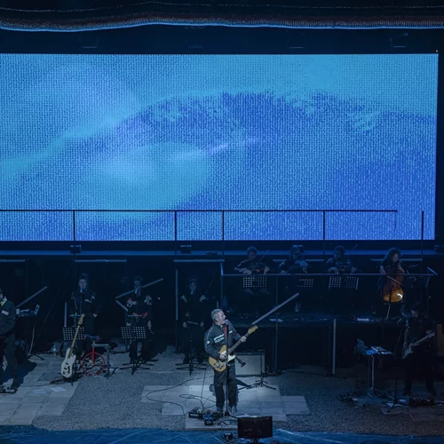 Ο Παύλος Παυλίδης "Πέρα από τη Θάλασσα": Μια αμφιλεγόμενη συναυλία, για έναν αμφιλεγόμενο δίσκο