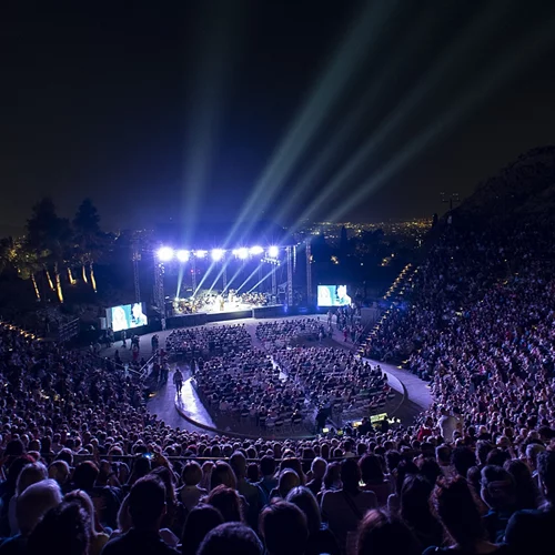 "Γιορτή στον Λυκαβηττό": Sold out και ενθουσιασμός, με πρωταγωνιστές τα μεγάλα τραγούδια του Σταύρου Ξαρχάκου