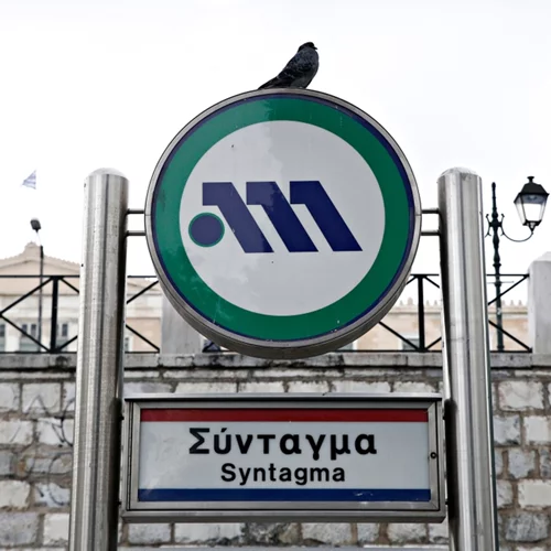 Στάση δροσιάς στον σταθμό του Μετρό Σύνταγμα