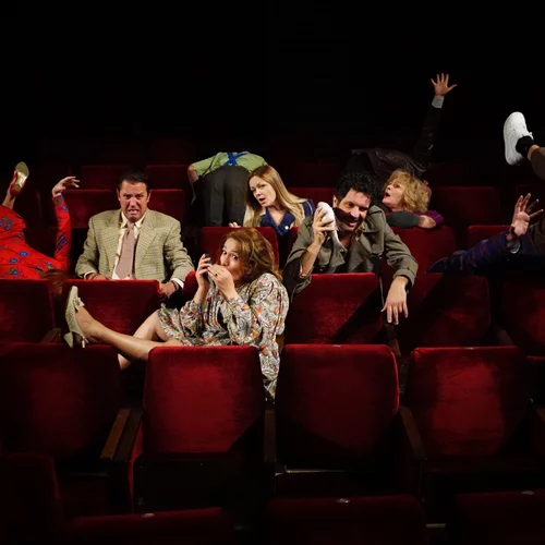 Ο Ένκε Φεζολλάρι φέρνει το "Το σώσε" στο Δημοτικό Περιφερειακό Θέατρο της Αλβανίας