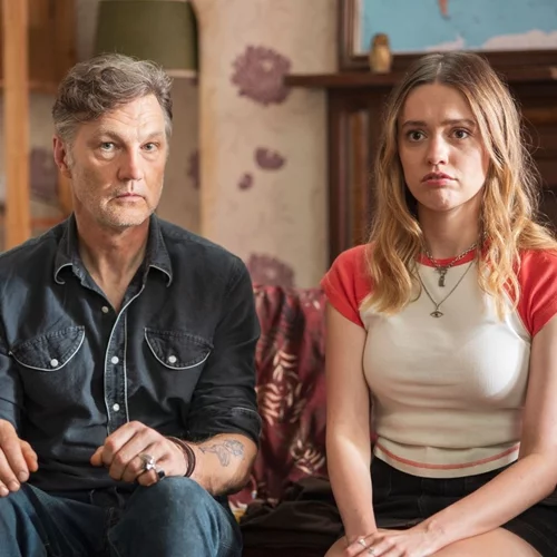 To "Daddy Issues" είναι η βρετανική δραμεντί που ανυπομονούμε να δούμε στην COSMOTE TV