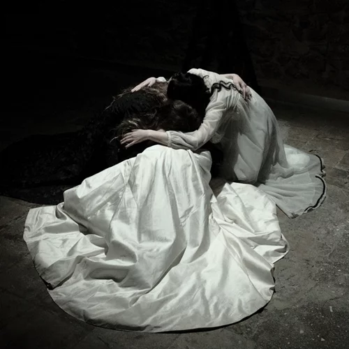 "Οι τρεις αδελφές (στη σπηλιά της Εκάτης)": Νέες φωτογραφίες από την παράσταση του Δημήτρη Τσιάμη