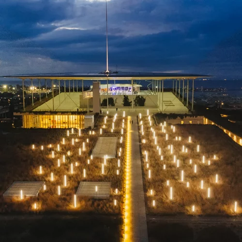 Είδαμε τις εντυπωσιακές φωτιστικές εγκαταστάσεις του ΚΠΙΣΝ λίγο πριν ανάψουν τα φώτα