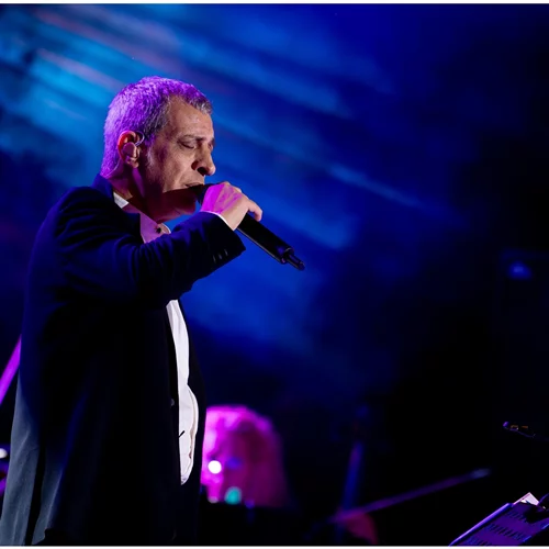 Θέμης Αδαμαντίδης: Γιόρτασε 45 χρόνια καριέρας, δείχνοντας γιατί 1+1 δεν κάνει (πάντα) 2