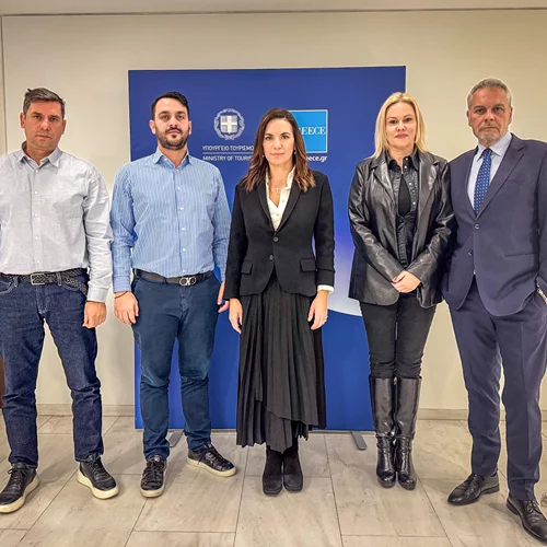 Υπουργείο Τουρισμού: Στρατηγικές για τη βιώσιμη ανάπτυξη του τουρισμού στη Σαντορίνη