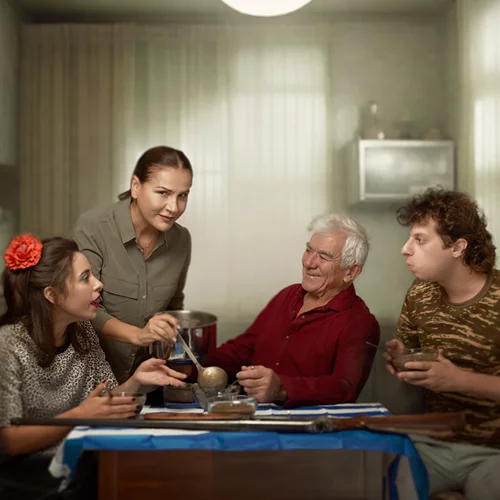 "Ο Ελέφας": Πρώτες φωτογραφίες από τη νέα πικρή κωμωδία του Κώστα Μποσταντζόγλου σε σκηνοθεσία Λευτέρη Γιοβανίδη