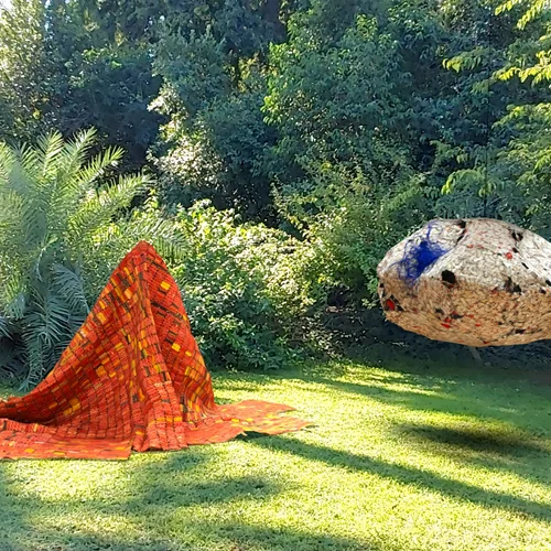 Η έκθεση "Seeing the invisible" μας παροτρύνει να αναζητήσουμε έργα τέχνης στον Εθνικό Κήπο