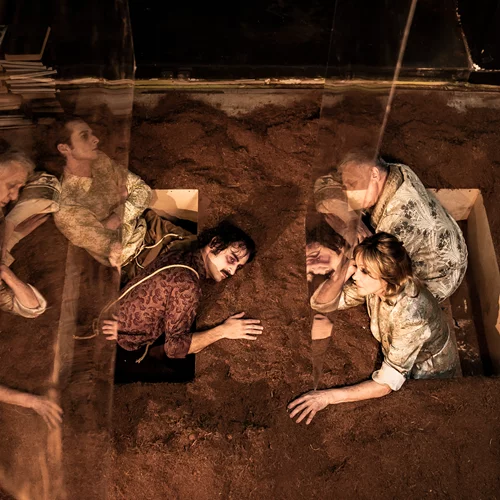 Ο Δημήτρης Καραντζάς οδηγεί την Μπέττυ Αρβανίτη σε ένα "Ταξίδι μεγάλης μέρας μέσα στη νύχτα"