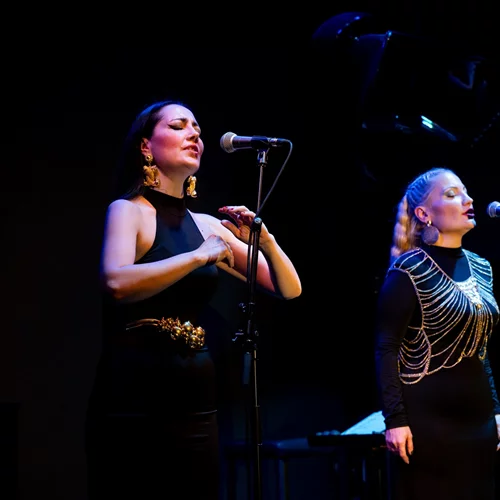 Ελένη & Σουζάνα Βουγιουκλή: Βραδιές μυσταγωγίας, με θαυμαστές φωνητικές μεταμορφώσεις