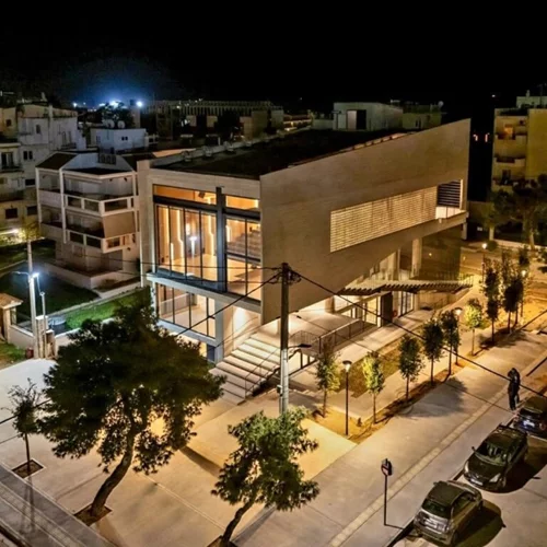 Στη Γλυφάδα, υπάρχει πλέον ένα εντυπωσιακό "αιωρούμενο" αμφιθέατρο