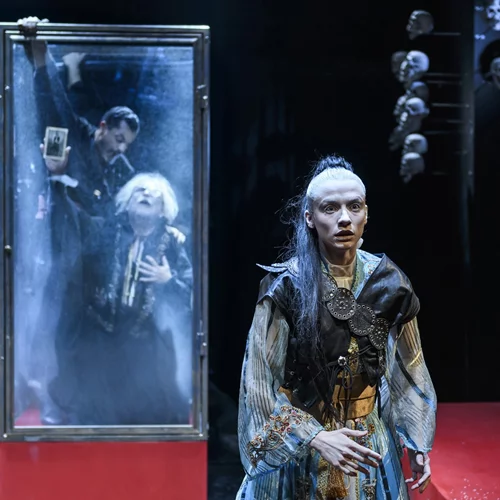 "Τουραντό – Η γυναίκα που μισούσε τους άντρες": Πρώτες φωτογραφίες από τη νέα παράσταση του Στάθη Λιβαθινού