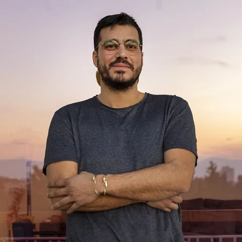 Ο Βασίλης Παπαγεωργίου μας "βάζει" στην ατομική του έκθεση στο Κέντρο Σύγχρονης Τέχνης του Σάλτσμπουργκ που συνδέει Βορρά και Νότο μέσα από το πρίσμα του (υπερ)τουρισμού