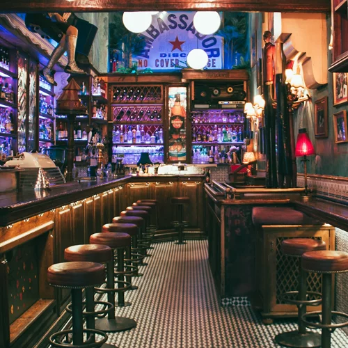 Τα μπαρ που βγάζουν τα πάρτι στο δρόμο