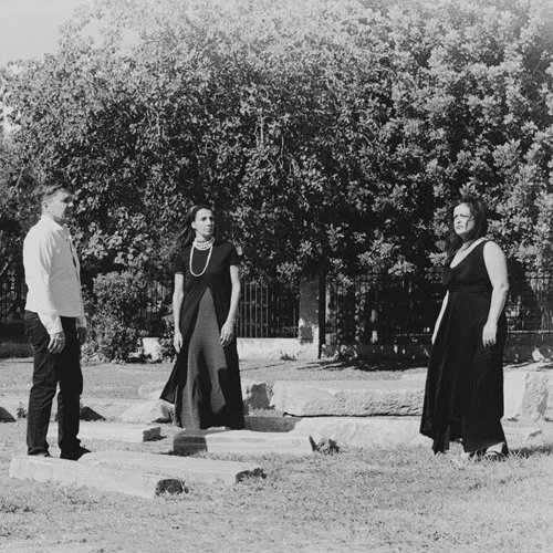 "Κρατάς μυστικό;": Ένα σουρεαλιστικό έργο για τη φιλία και τον έρωτα στο θέατρο Δρόμος